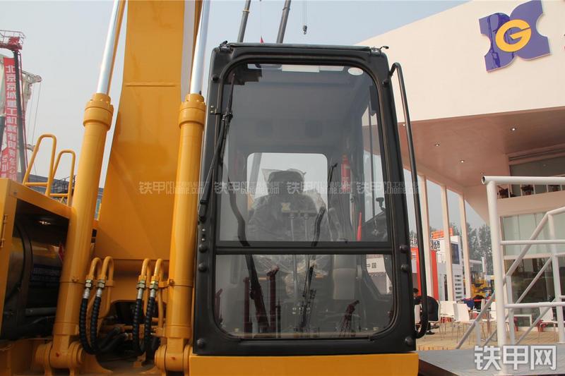 厦工XG822LNG挖掘机局部