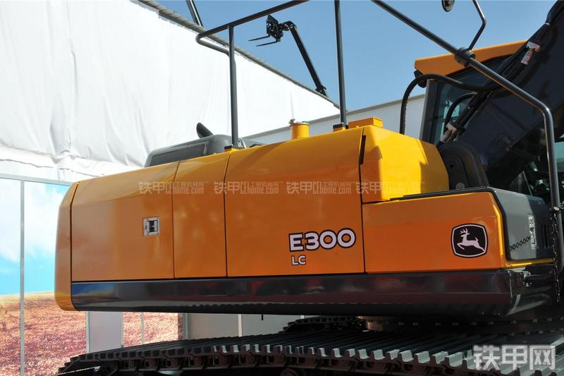 约翰迪尔E300LC挖掘机局部