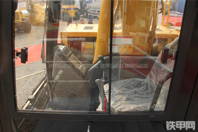 厦工XG822LNG挖掘机局部