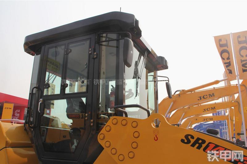 山推SR14D-3压路机局部