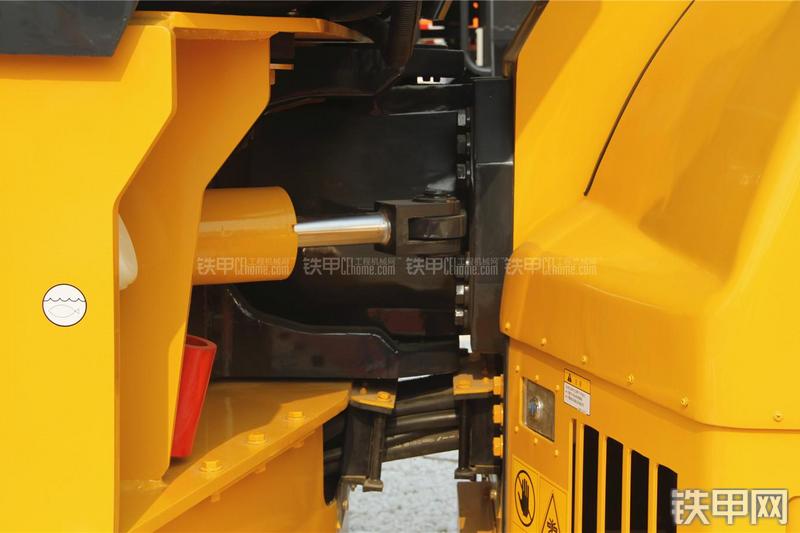 山推SR14D-3压路机局部