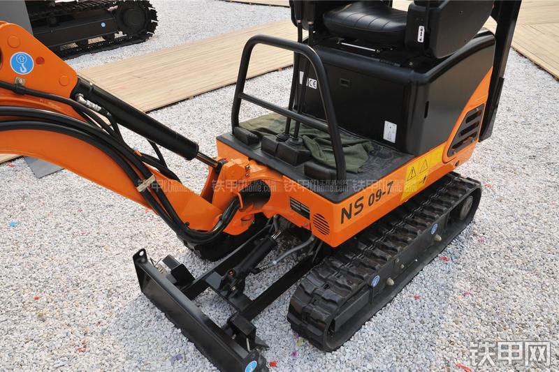 京城长野NS09-7挖掘机局部