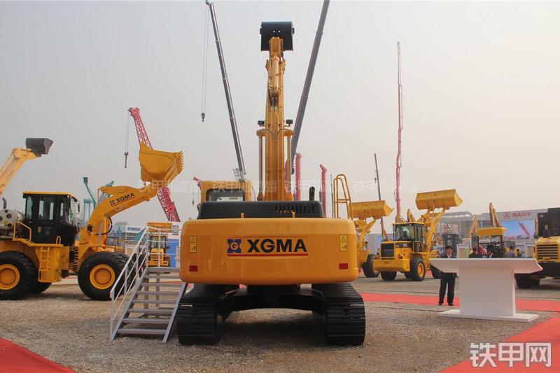 厦工XG822LNG挖掘机整机外观