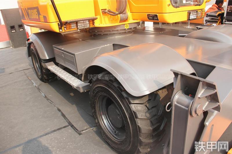 詹阳重工JYL6085挖掘机局部