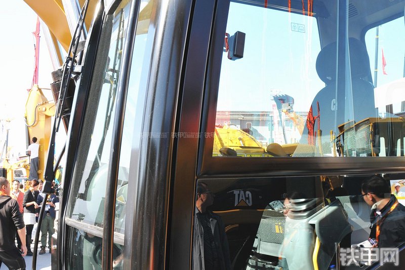 卡特彼勒313D2小型液压挖掘机整机外观