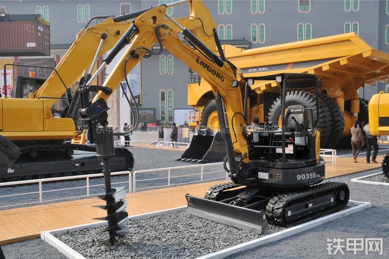 柳工CLG9035E挖掘机整机外观