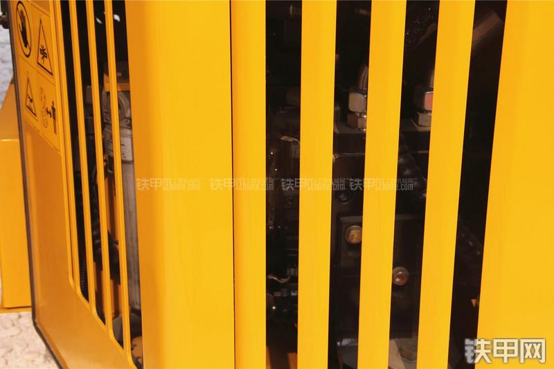 山推SR14D-3压路机局部