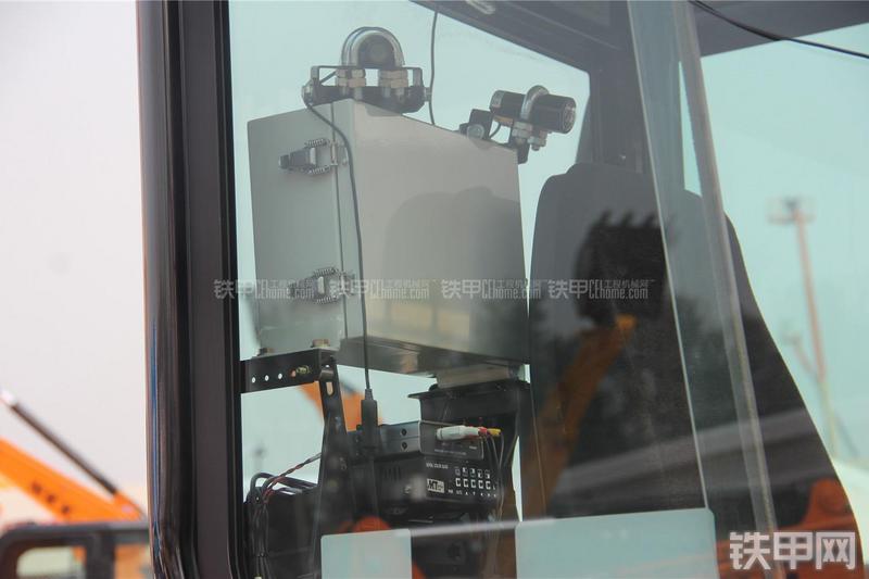 京城长野NS35R-8挖掘机局部