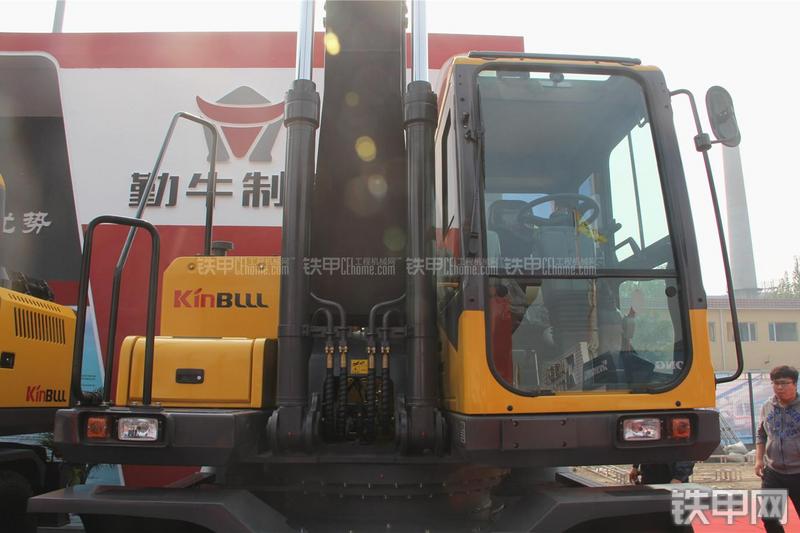 重庆勤牛QNL220挖掘机局部