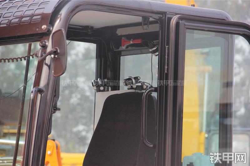 京城长野NS35R-8挖掘机局部