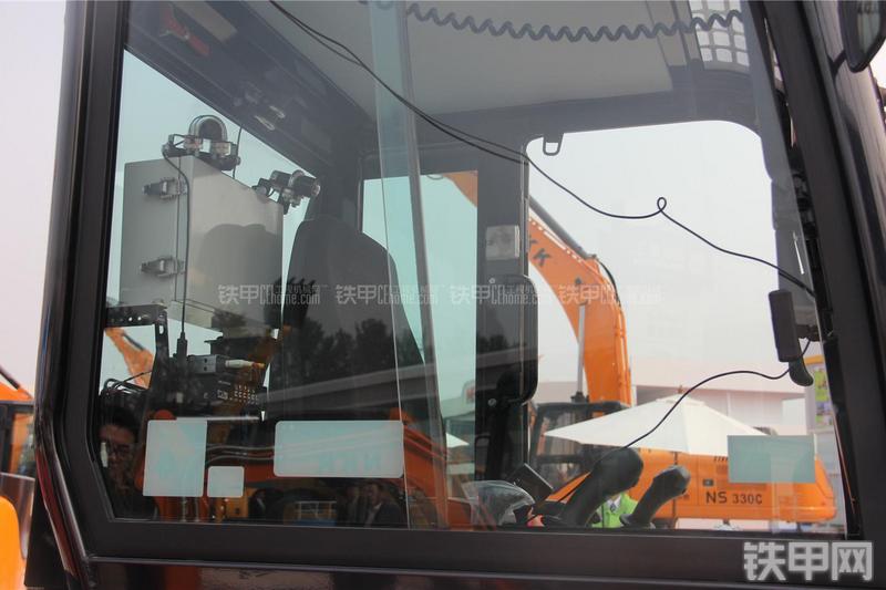 京城长野NS35R-8挖掘机局部