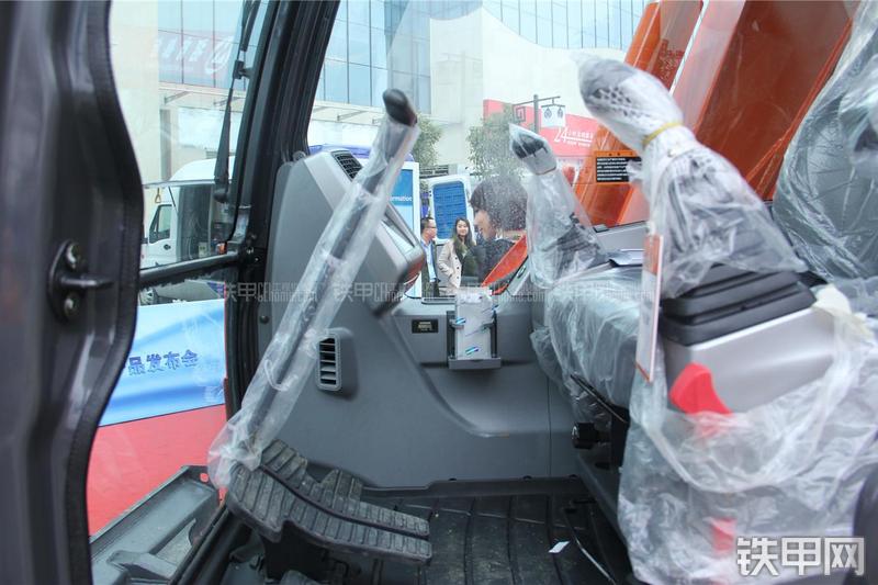 迪万伦DX75挖掘机局部