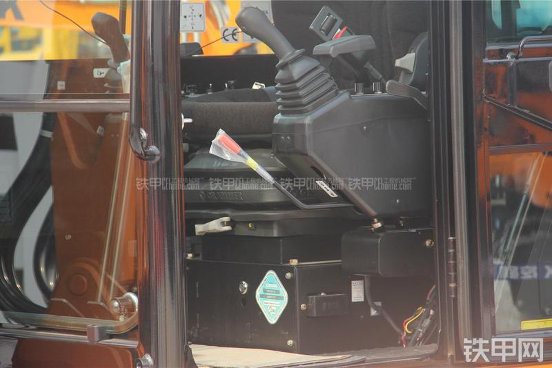 京城长野NS35R-8挖掘机局部