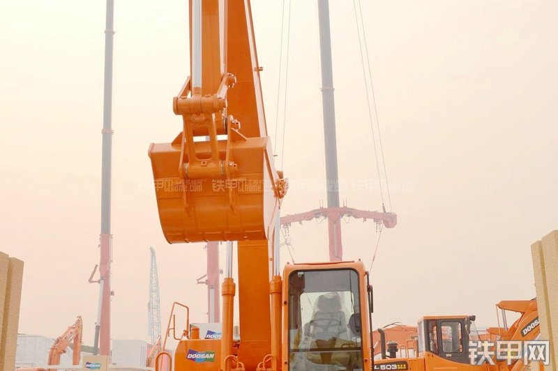 迪万伦DH210W-7挖掘机整机外观