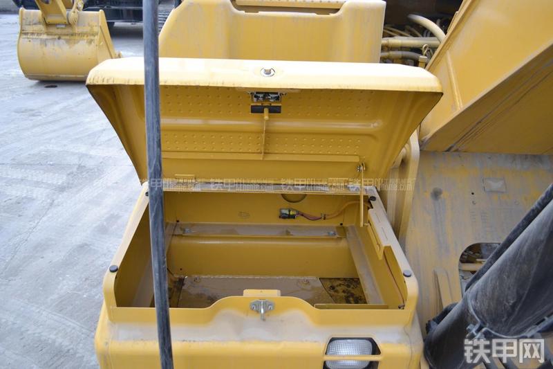 卡特彼勒323DL挖掘机局部