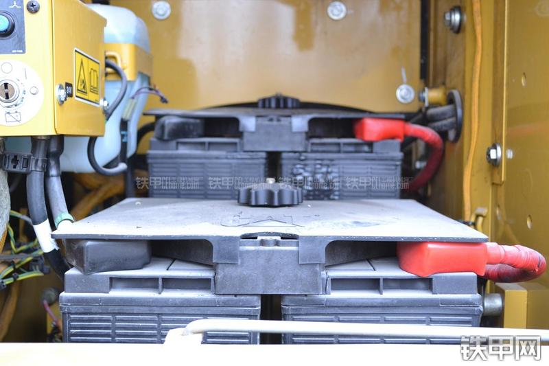 卡特彼勒323DL挖掘机局部