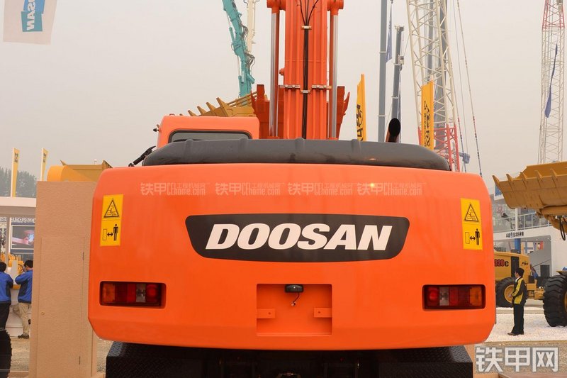 迪万伦DH210W-7挖掘机整机外观