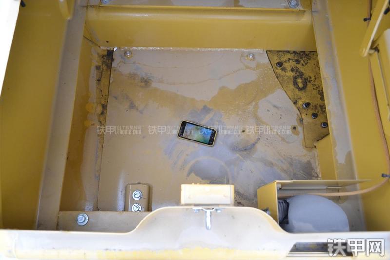 卡特彼勒323DL挖掘机局部