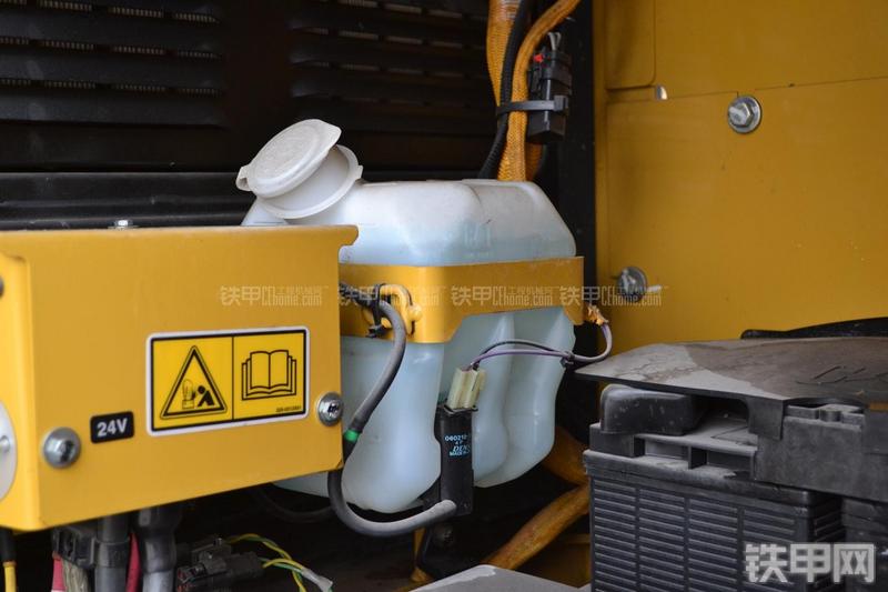 卡特彼勒323DL挖掘机局部