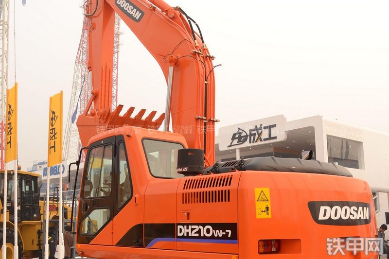 迪万伦DH210W-7挖掘机整机外观