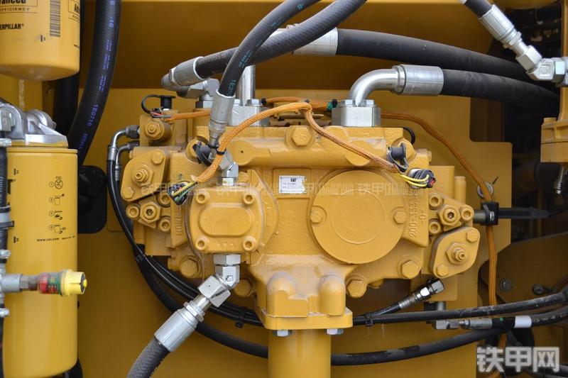 卡特彼勒323DL挖掘机局部