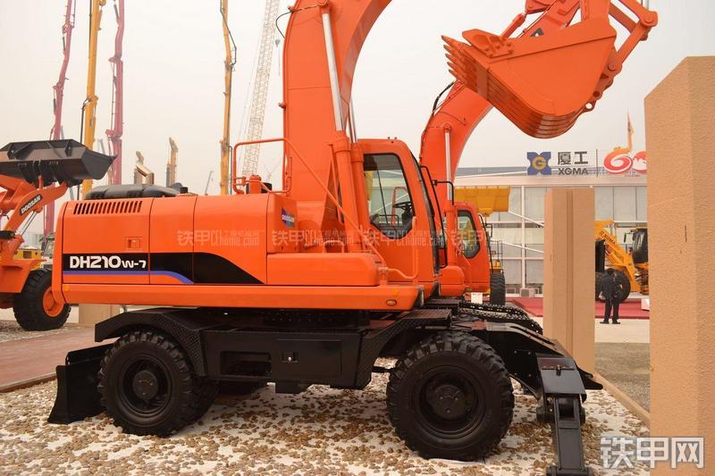 迪万伦DH210W-7挖掘机整机外观