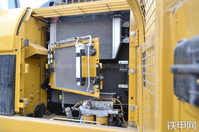 卡特彼勒323DL挖掘机局部