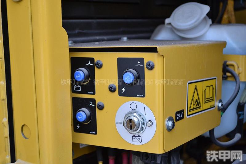 卡特彼勒323DL挖掘机局部