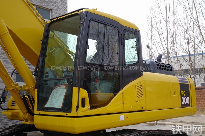 小松PC300-7挖掘机局部