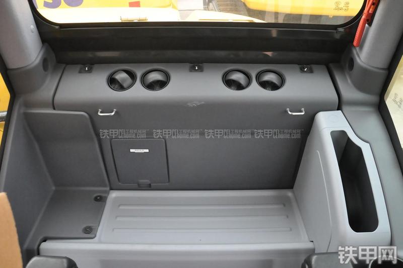 小松PC60-8B挖掘机局部