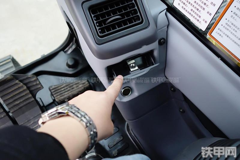 小松PC130-7挖掘机局部