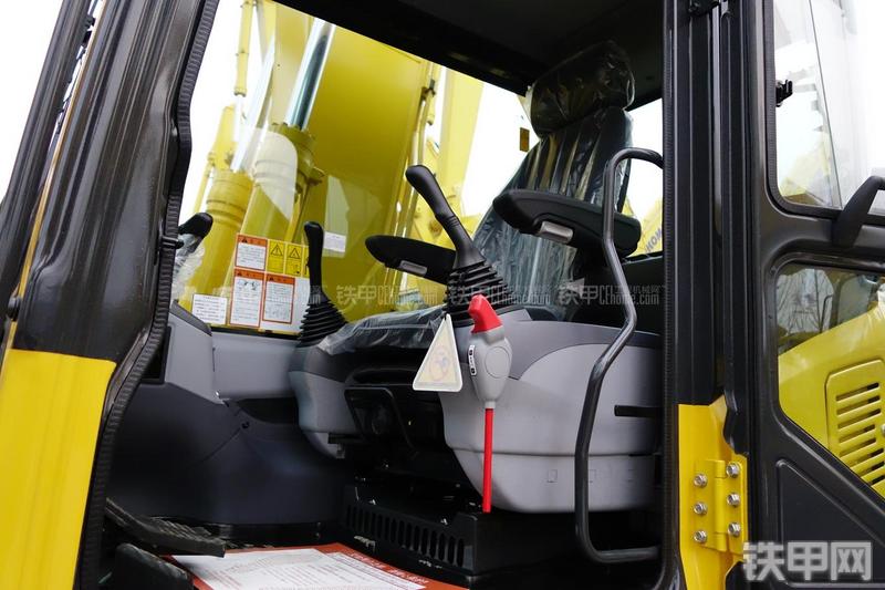 小松PC130-7挖掘机局部