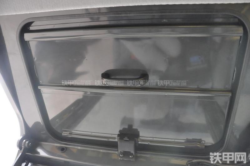 小松PC60-8B挖掘机局部