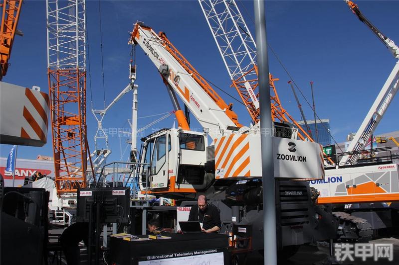 中联重科RT40起重机整机外观