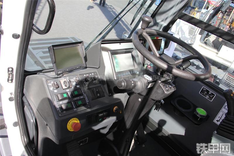 中联重科RT40起重机局部