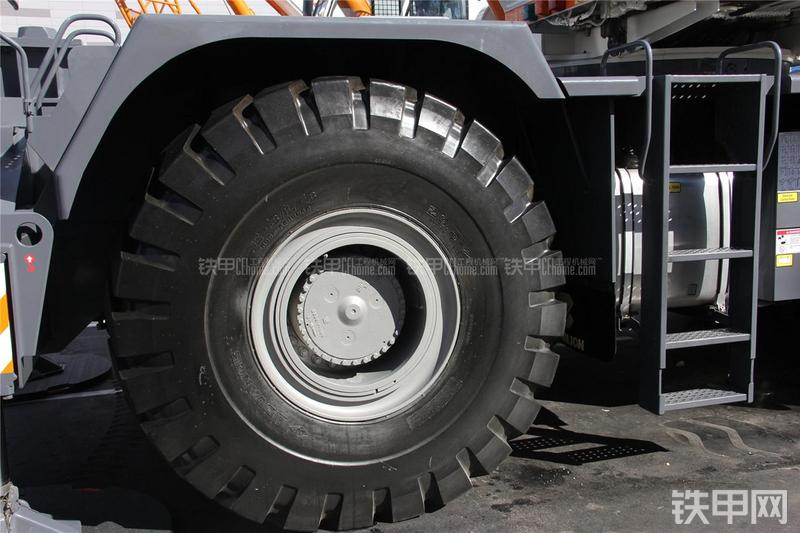 中联重科RT80起重机局部