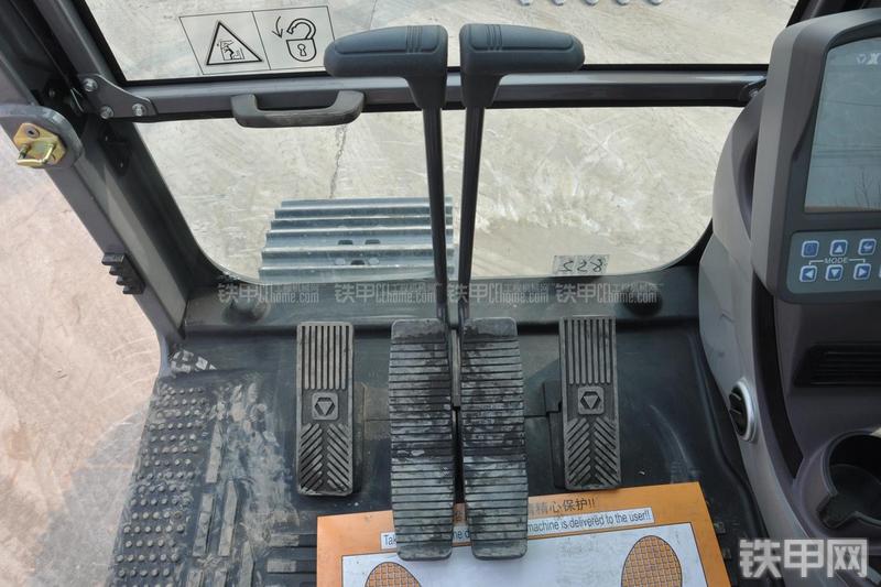 徐工XE135B挖掘机局部