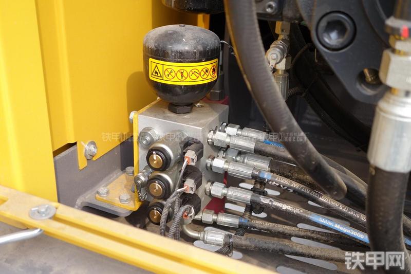 徐工XE215CA挖掘机局部