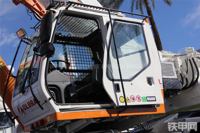 中联重科RT80起重机局部