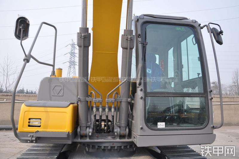 徐工XE135B挖掘机局部