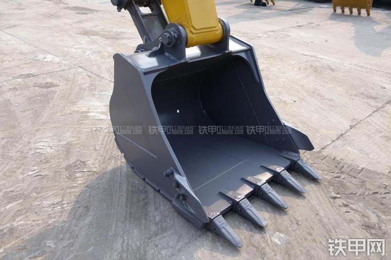 徐工XE265C挖掘机局部