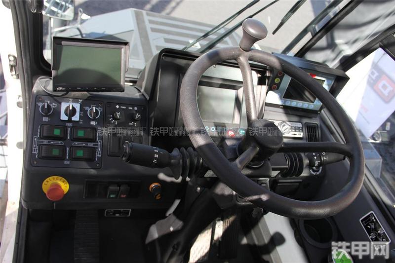 中联重科RT40起重机局部