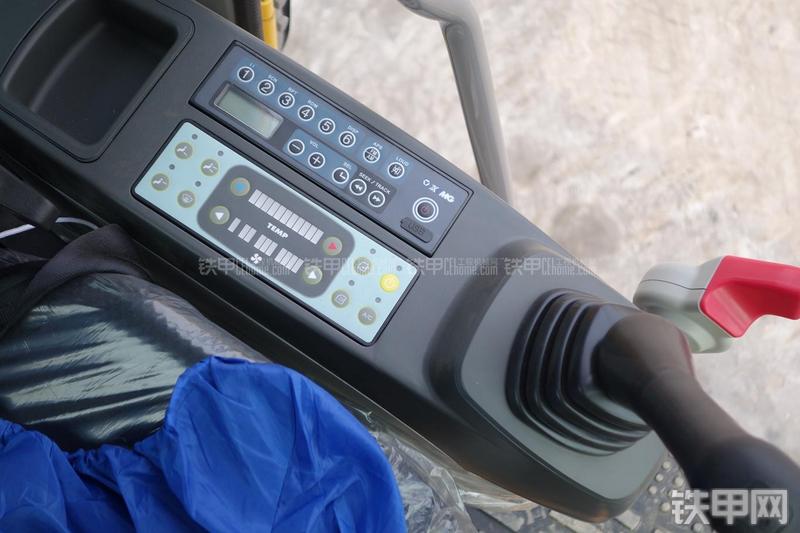 徐工XE215CA挖掘机局部