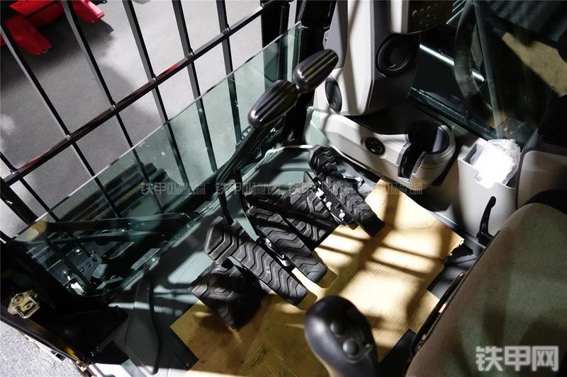 卡特彼勒390FLME挖掘机局部