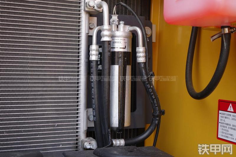 徐工XE265C挖掘机局部