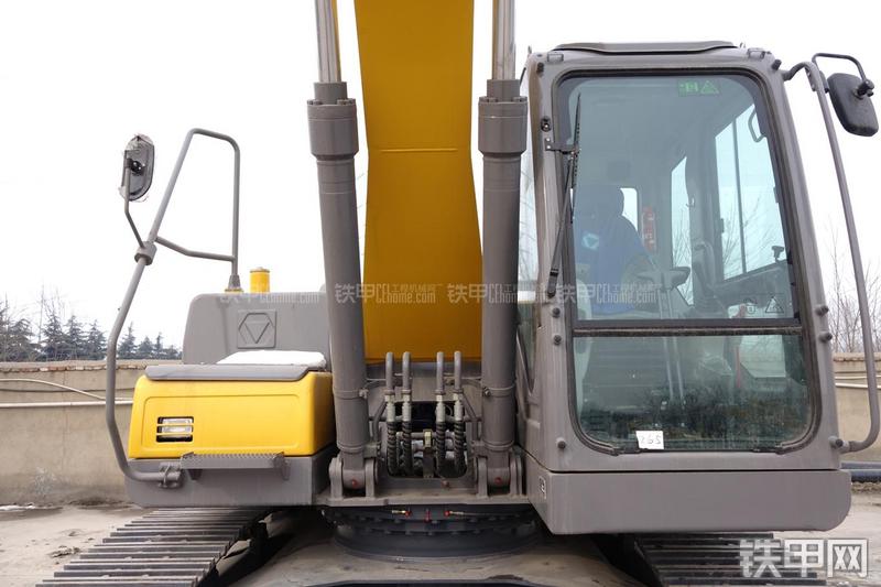 徐工XE215CA挖掘机局部