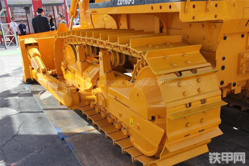 中联重科ZD160-3推土机局部