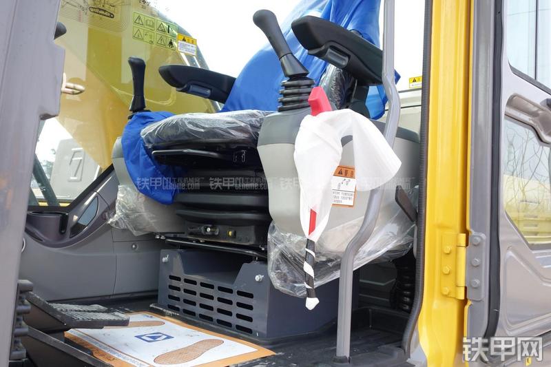 徐工XE265C挖掘机局部