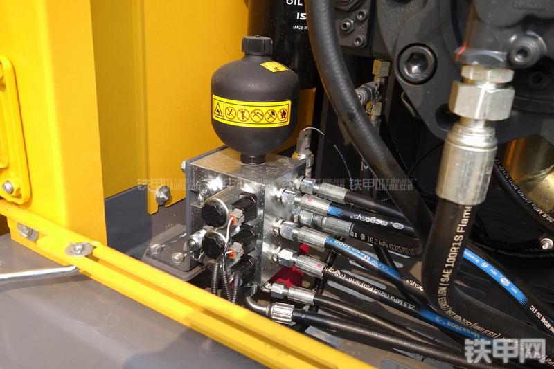 徐工XE265C挖掘机局部