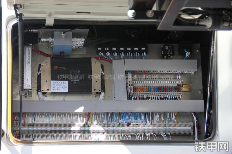 中联重科RT40起重机局部